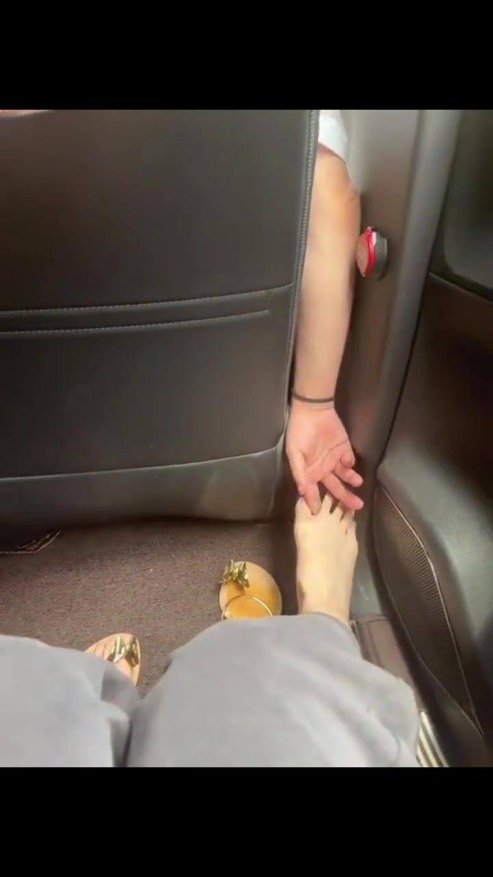 这多少有点恶心了啊，前排男子偷偷抚摸女生脚趾！！