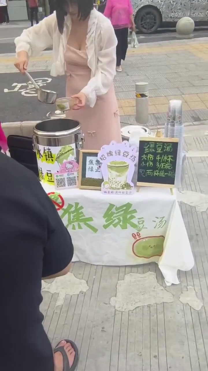 现在摆摊卖绿豆沙都这么卷了么