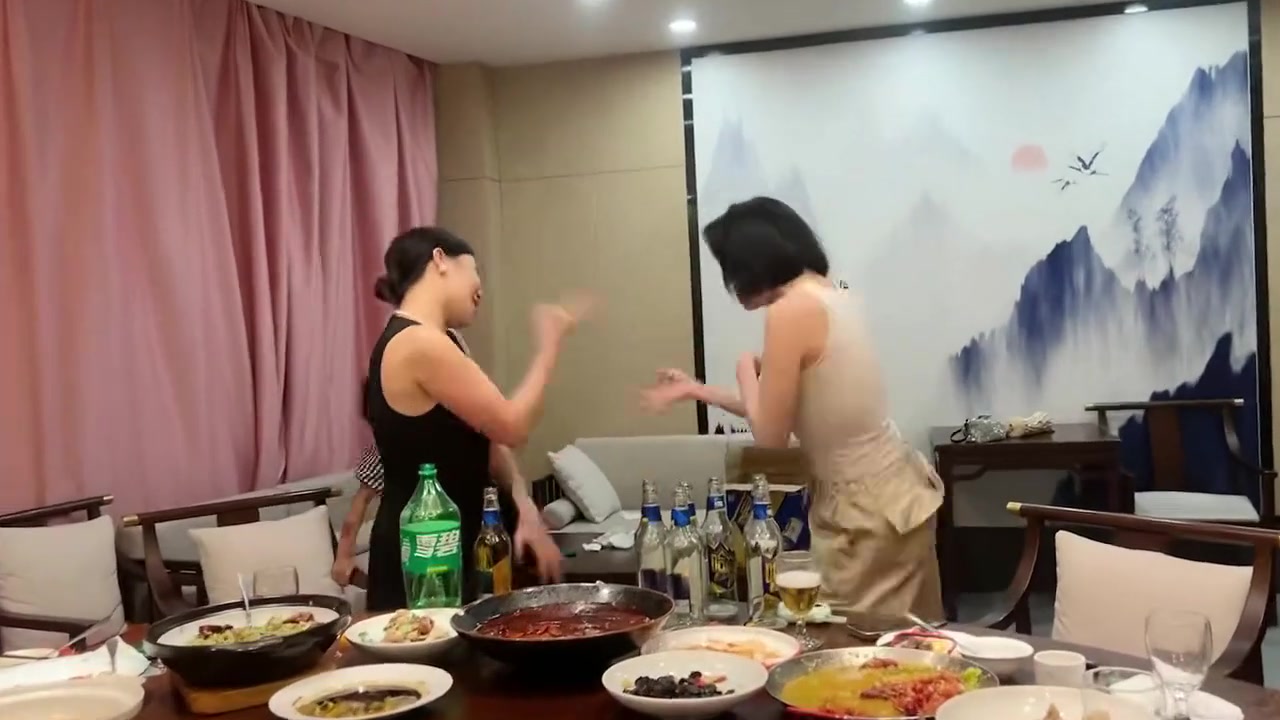 你们这是划拳还是跳舞啊