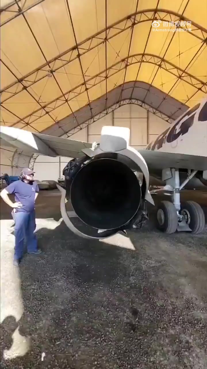 加拿大诺利诺航空的737200已经50岁了，以其蛤壳反推闻名