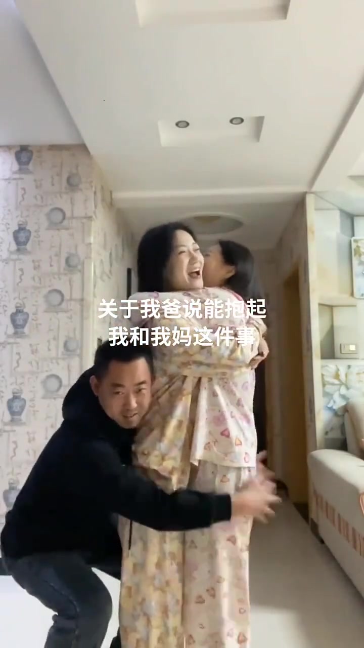 一時(shí)間還真分不出哪個(gè)是女兒，哪個(gè)是媽媽