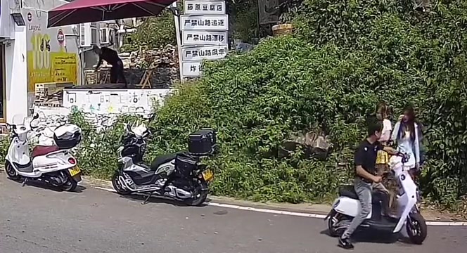 這女生蹲在車前面真的不難受嗎