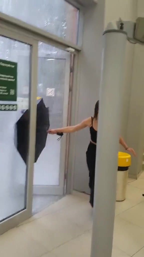 這么大的雨，女生打不打傘差別好像不大