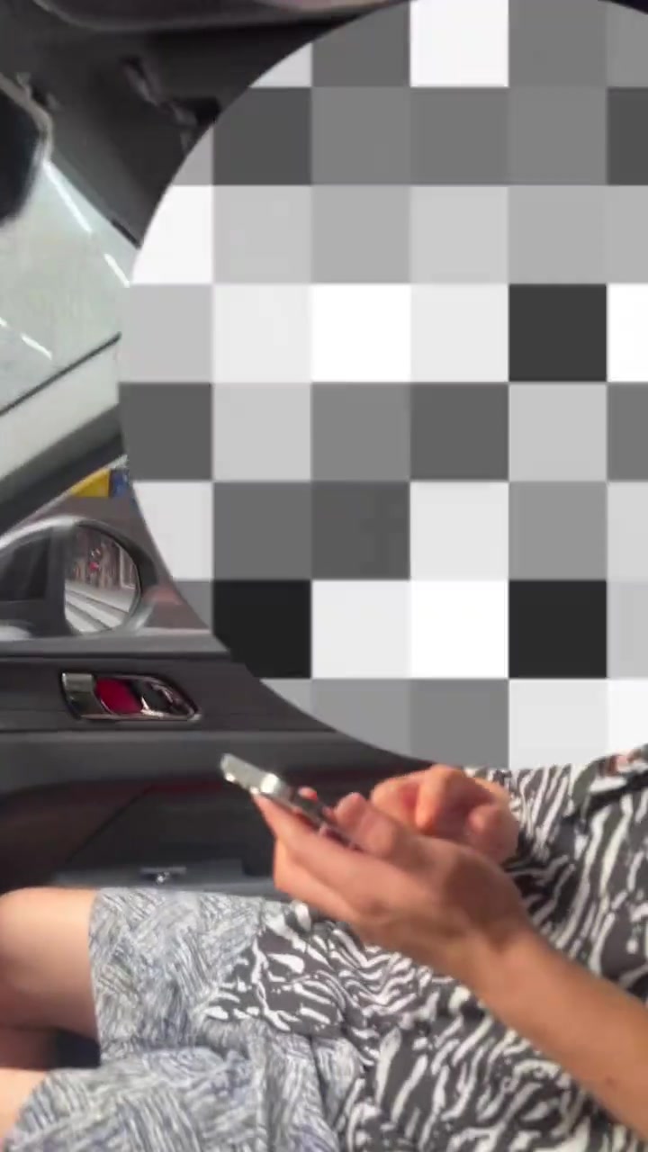 男子強(qiáng)行上女生的車要聯(lián)系方式，不給就坐在車上賴著不走！！