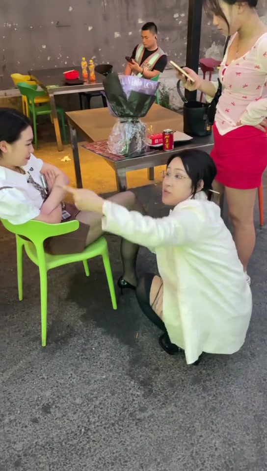三個(gè)女生吃完飯不給錢(qián)，想著跑??！