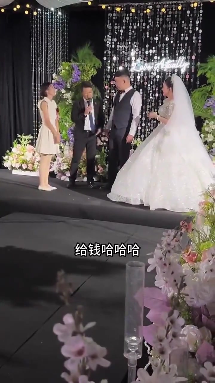 這小姨子太有味道了！以后指定不是省油的燈
