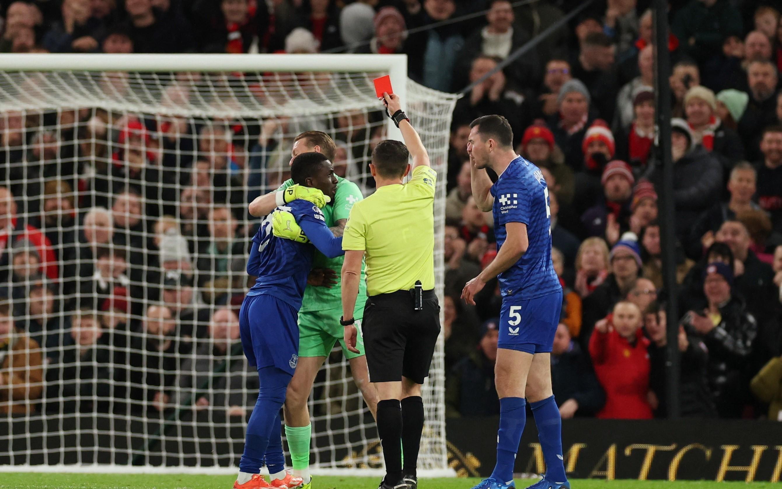 活久见，盖伊不满队友迈克尔基恩并掌掴对方被红牌罚下