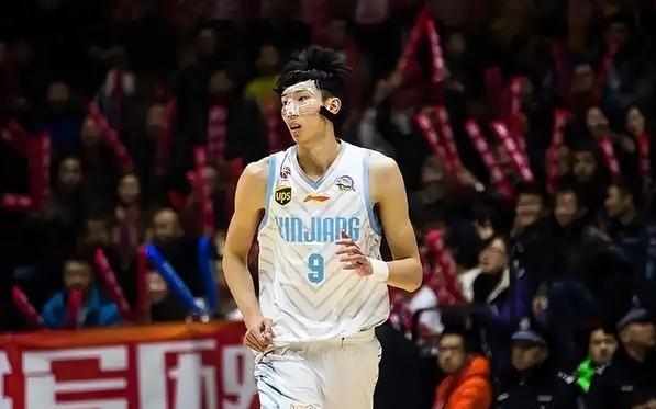 楊毅：周琦在NBA一年100多萬，國內(nèi)兩千萬+獎(jiǎng)金不留也是人之常情