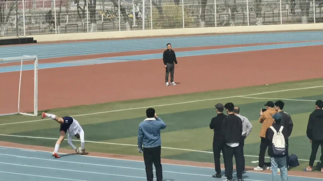 对手都看懵了!中国校园翻转手抛球炸弹