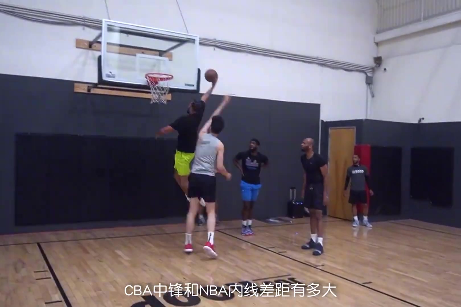 CBA中锋跟NBA中锋差距有多大看完麦基1v1单挑中国新星余嘉豪你就懂了！