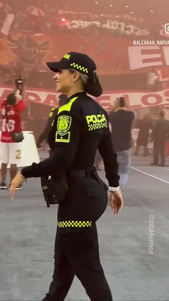 前凸后翘!球场美女安保这身材简直无敌