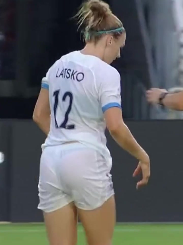 因白色球裤出汗后太暴露,女足球员强烈抵制