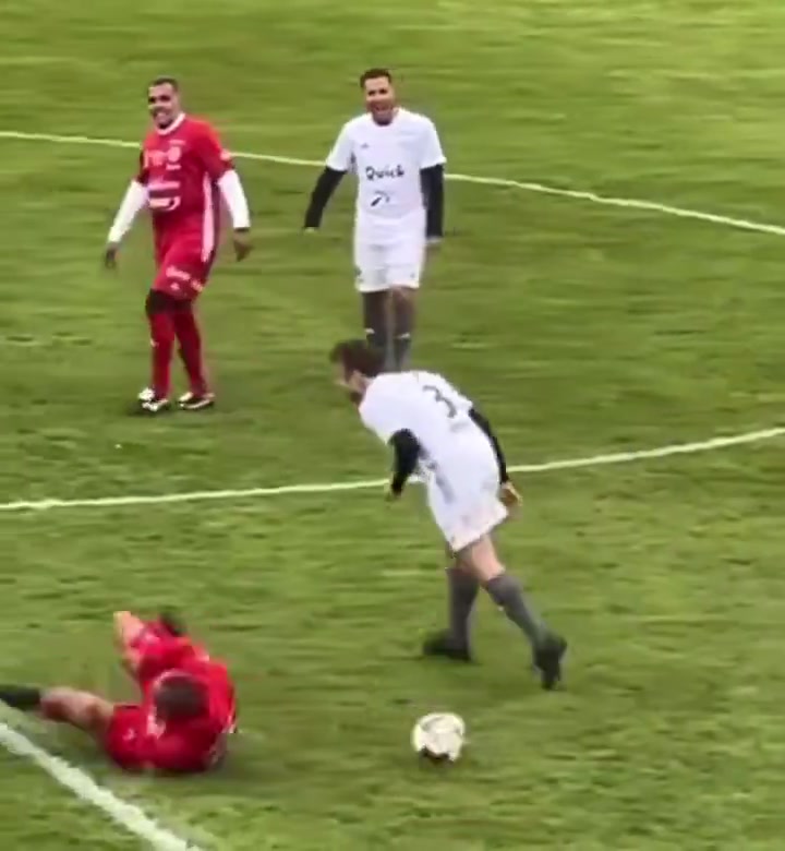 战术犯规法国总统马克龙踢球被穿裆,随后绊倒对手