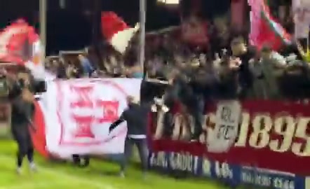 主教练随机拉球迷为球队演讲鼓励