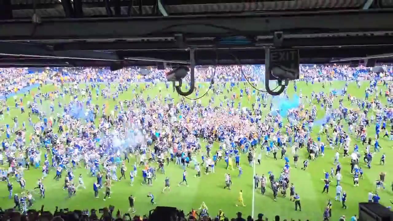 时隔22年回英超!伊普斯维奇球迷疯狂涌入球场