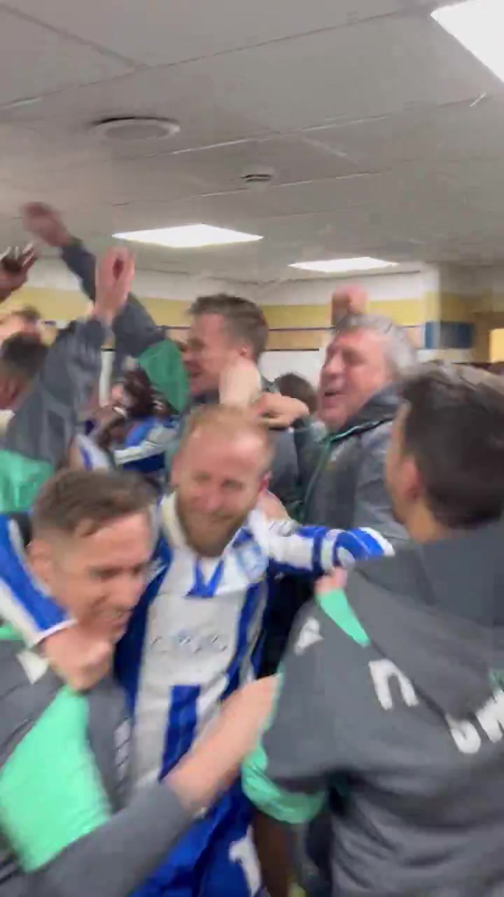 神奇保级!英冠谢周三球员更衣室疯狂庆祝