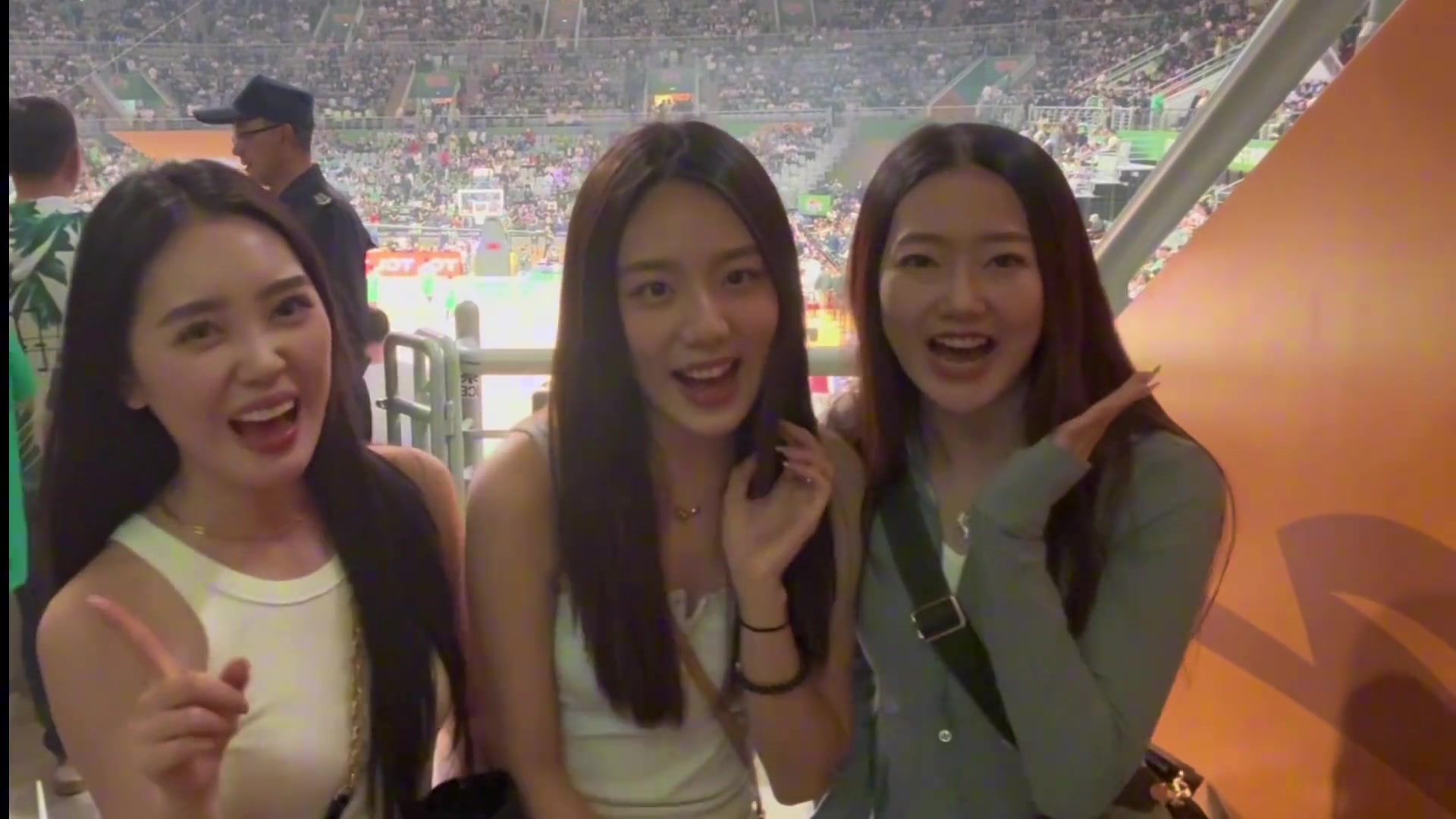 三位小姐姐颜值如何辽篮粉丝现场看球并发视频：1234，我爱辽篮！