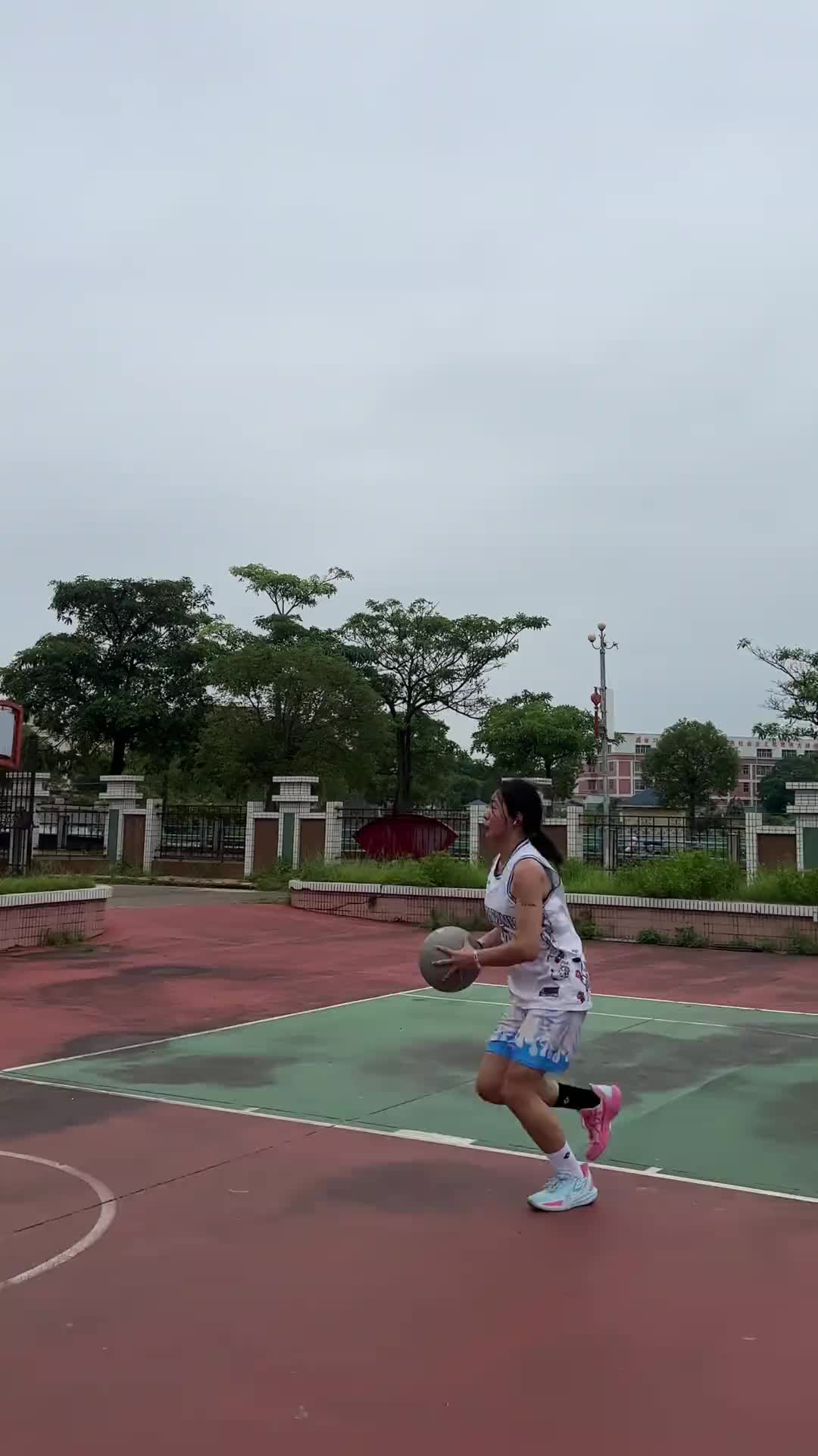 这腾空高度如何175女生通过苦练完成单臂扣篮！