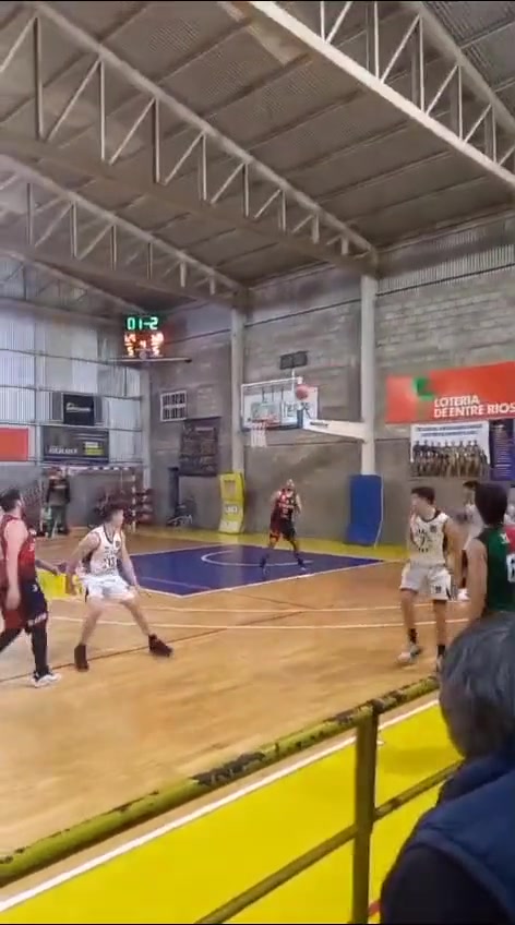 绝杀扣篮不进，场边大爷准备上场刀人了