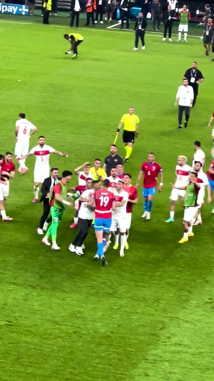 火爆！土耳其对阵捷克的比赛，裁判出示了18张黄牌，破欧洲杯单场黄牌记录