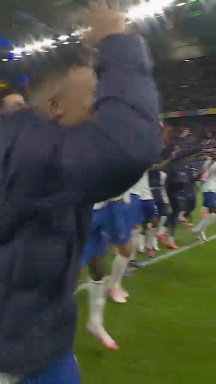 与球迷同庆！法国队晋级四强姆巴佩兴奋跳舞！