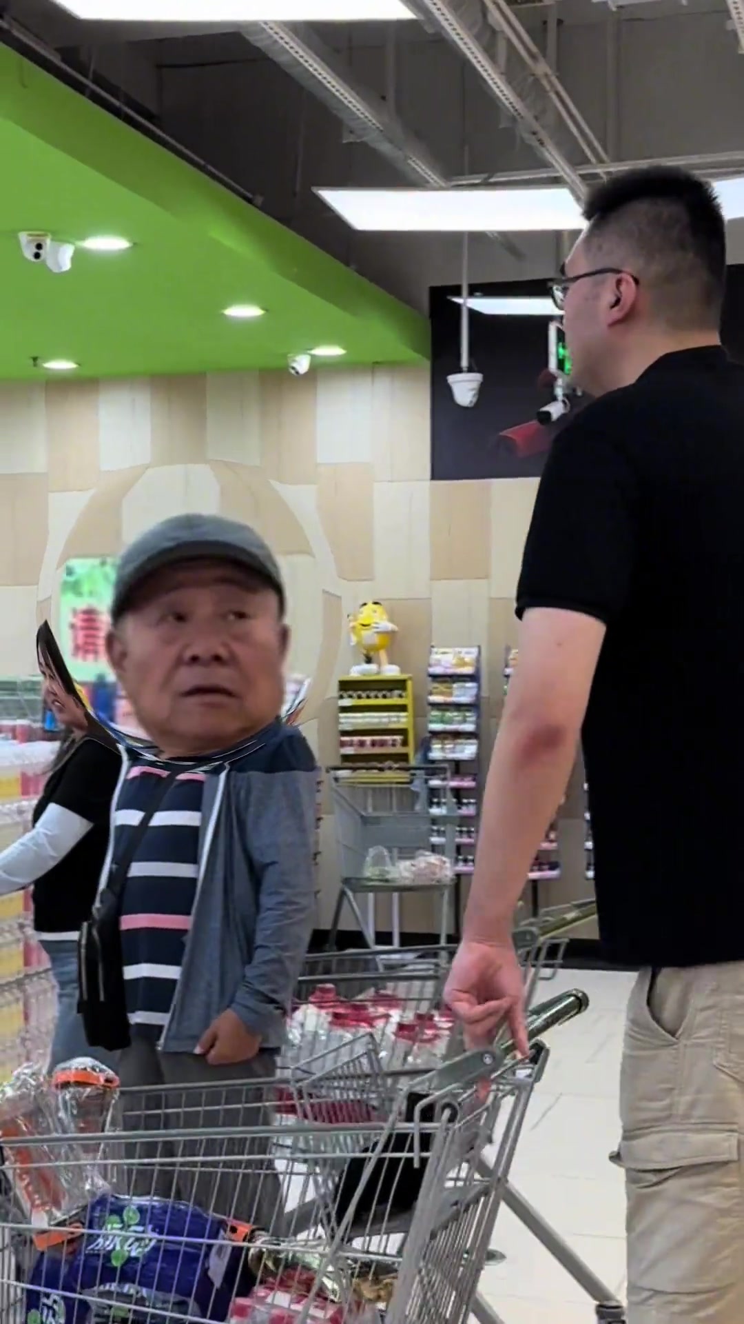 两位2米20+的篮球巨人一起逛超市是一种怎样体验