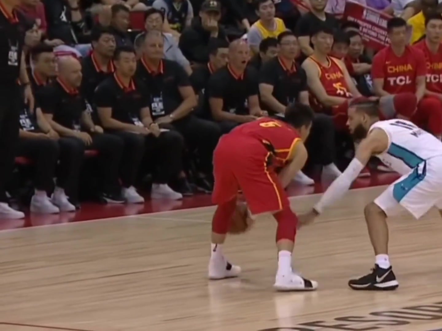 曾经的中国男篮后卫线！郭艾伦晃倒马丁助攻赵继伟命中三分！