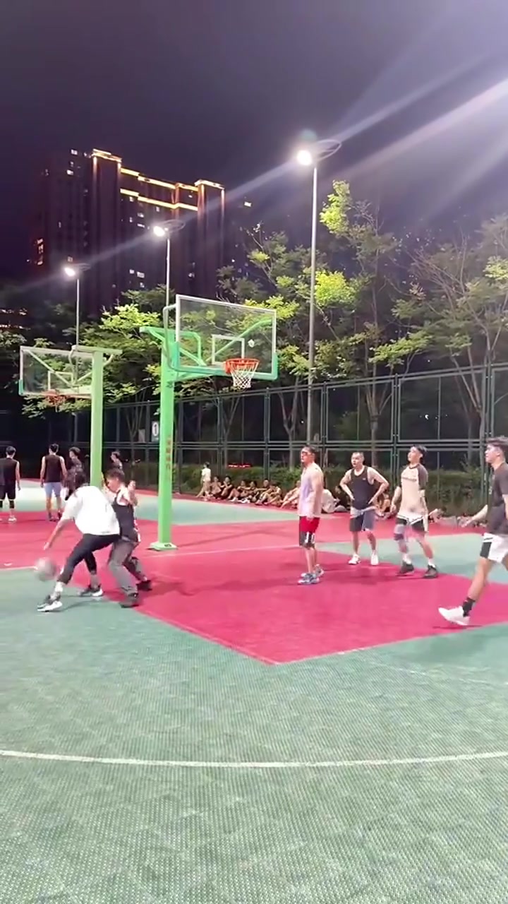 有练过啊！小姐姐背打男生丝滑转身投篮命中