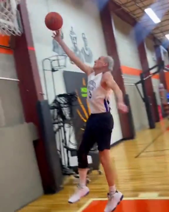 70岁的大爷练球这动作水平保持得相当不错了