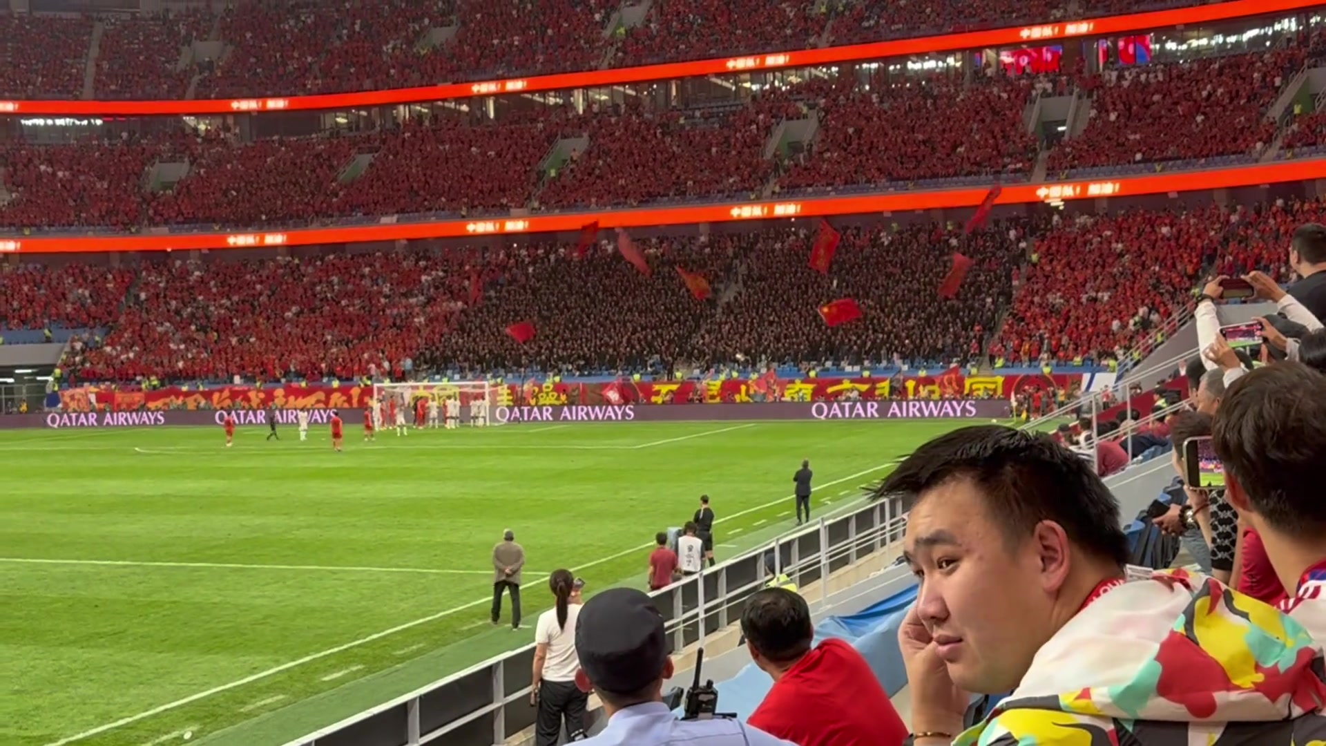 且看且珍惜吧!国足攻入首球后现场高燃画面