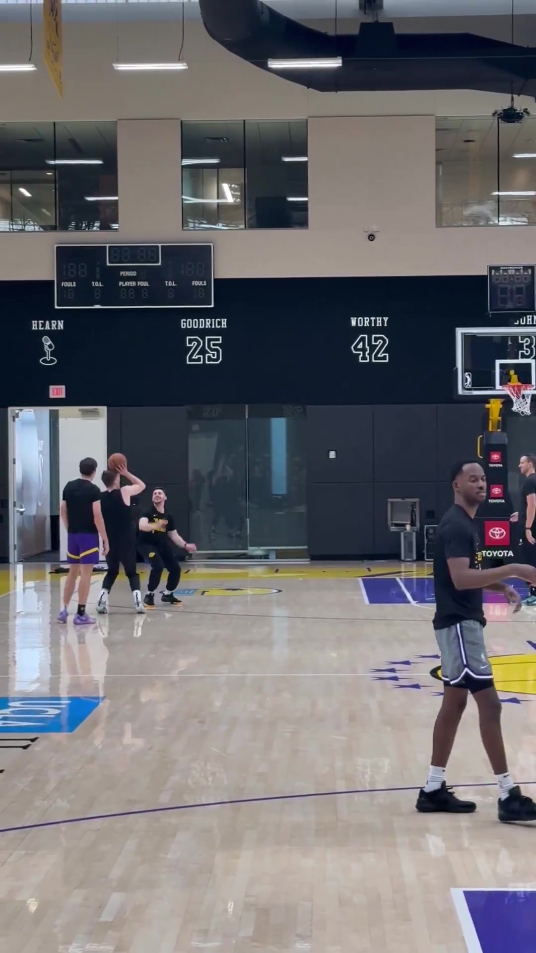 看看里夫斯与克内克特的投篮训练,湖人外线就仰仗这哥俩了!