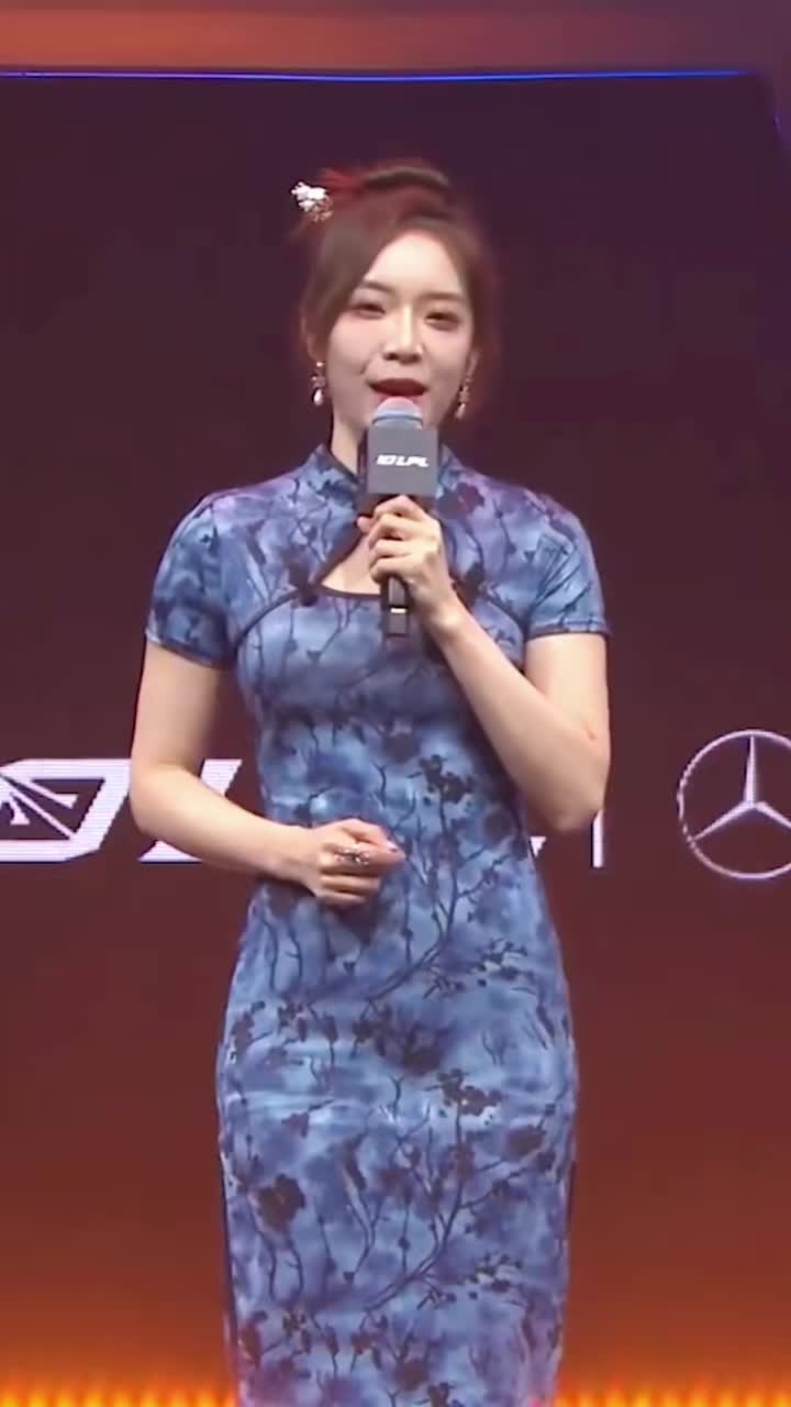 联动起来了！LPL美女主持模仿C罗和姆巴佩庆祝动作，你给几分