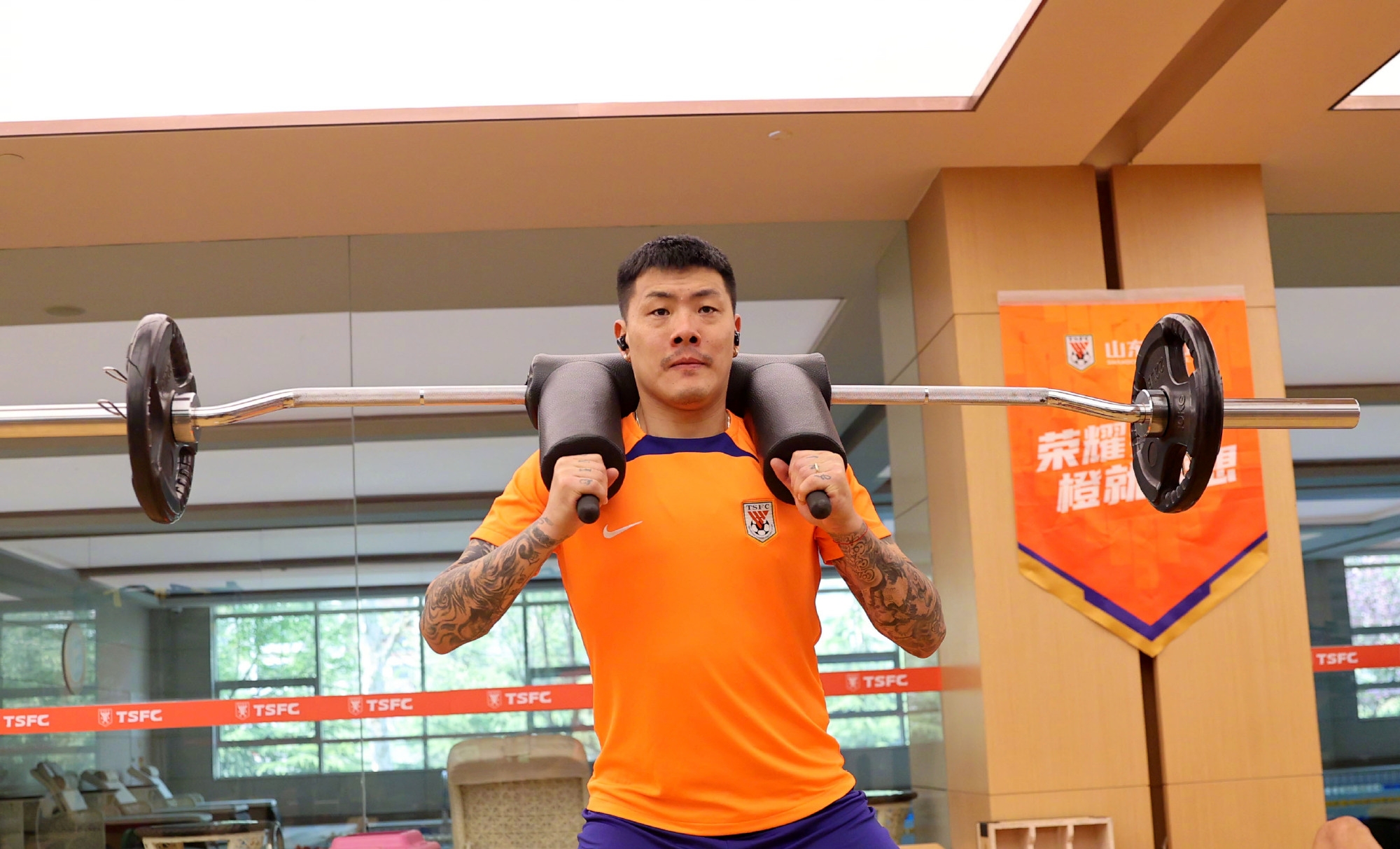 伤势无碍泰山官方训练照显示，王大雷在健身房进行力量训练