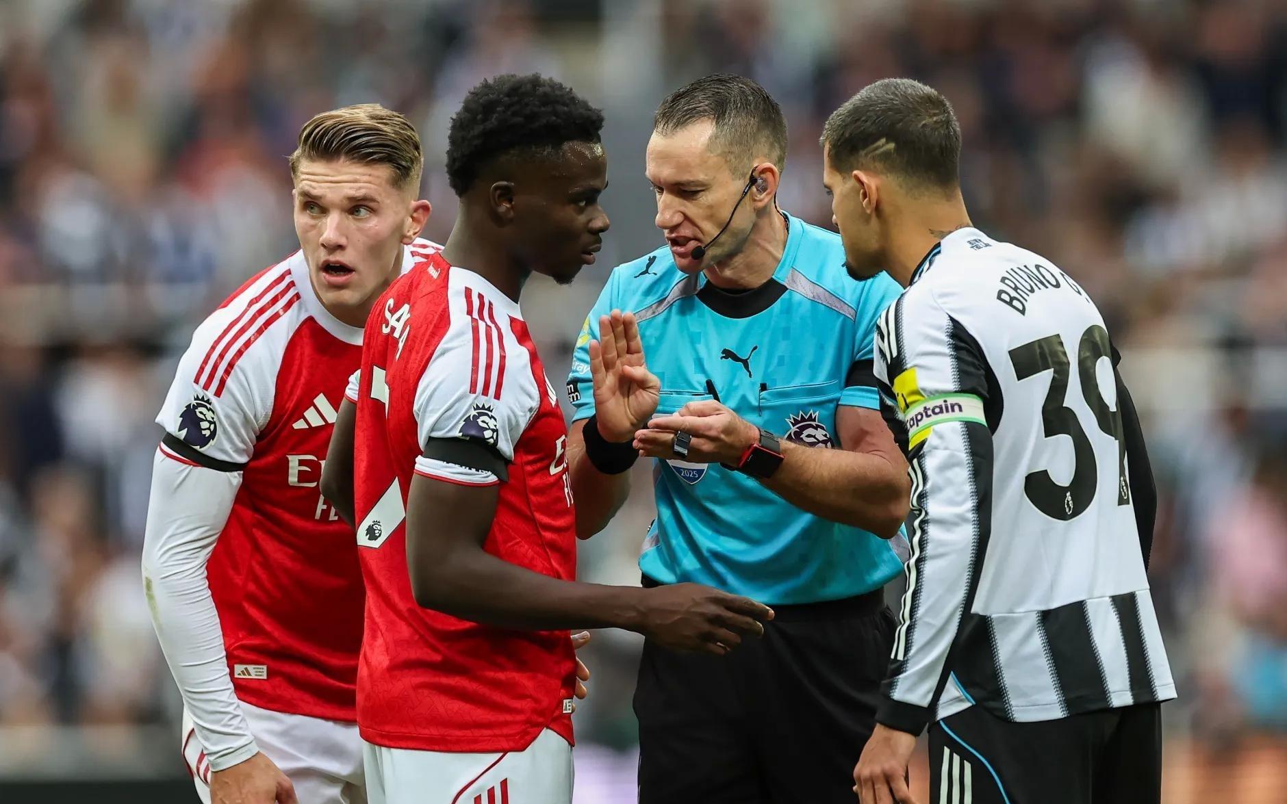 太阳报:主裁吉列取消点球,由于麦克风问题向萨卡解释被听到