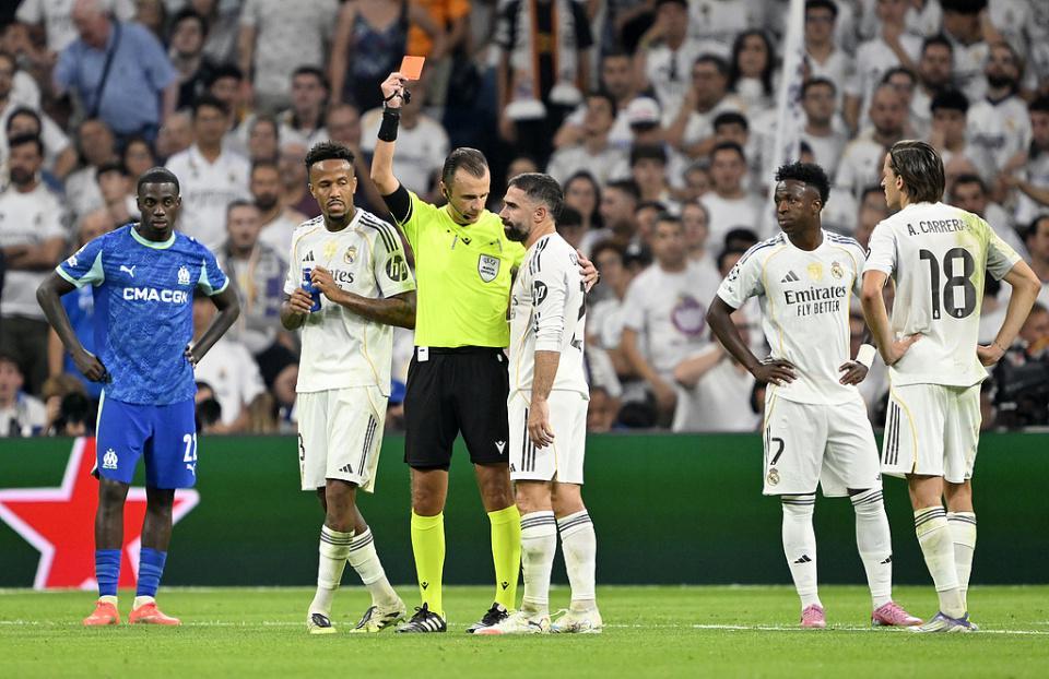 33岁队长坑惨皇马!顶牛撞翻对手染红+致1位置告急创3大尴尬纪录