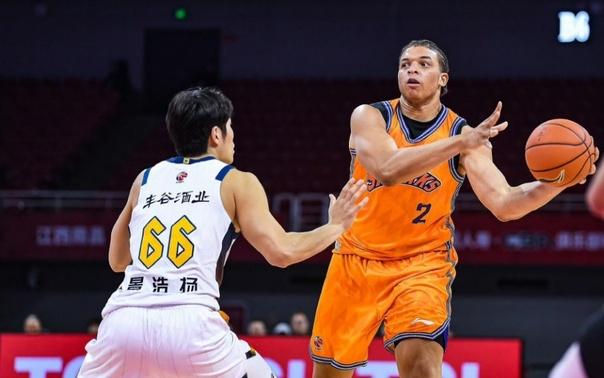 CBA最新消息！顶级大外援加盟北京首钢，上海男篮主力外援受伤