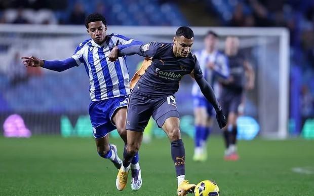 邮报：曼联和利物浦在争夺谢周三的一名17岁左后卫