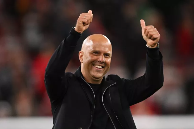 利物浦登顶英超积分榜,阿森纳、曼城紧追不舍