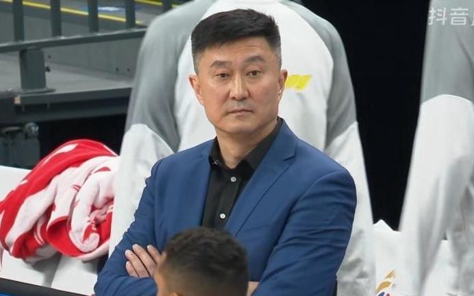 破案了！广东男篮1人打4人看，惨败31分，媒体人赞北京队一招高明