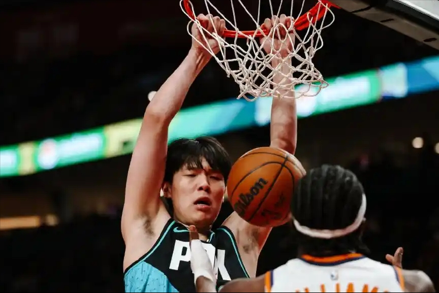 9分5板3助1帽！杨瀚森NBA最强一战！梦幻舞步+暴力吃饼，马威懵了