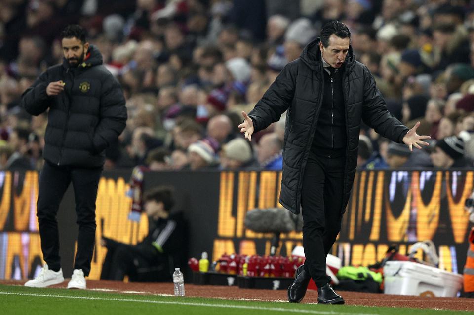 54岁埃梅里激动脱衣怒吼！率队10连胜震撼英超终结对曼联6场不胜