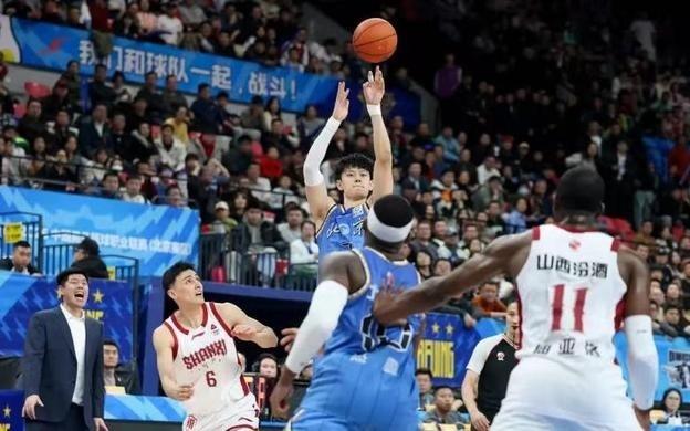 CBA曾凡博腰部旧伤复发归期待定