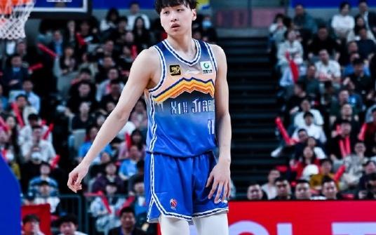 新疆男篮遭打击：队内得分王齐麟脚部韧带受伤将缺席一段时间