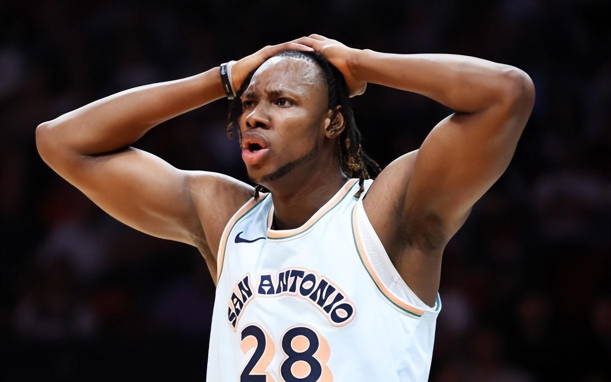 老鹰用训练营合同签下前马刺内线新星，他有机会得到一份正式合同