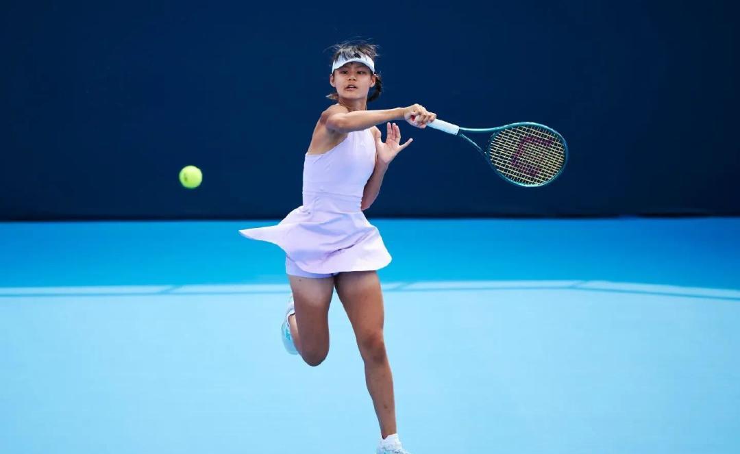郑钦文七年前输高芙遗憾终被弥补,15岁中国少女橘子碗夺冠创历史