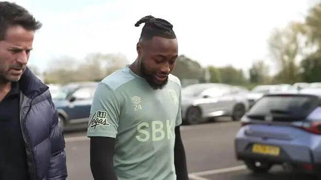 英超最强边锋诞生!11场造9球被三大豪门疯抢,3年身价暴涨4500万