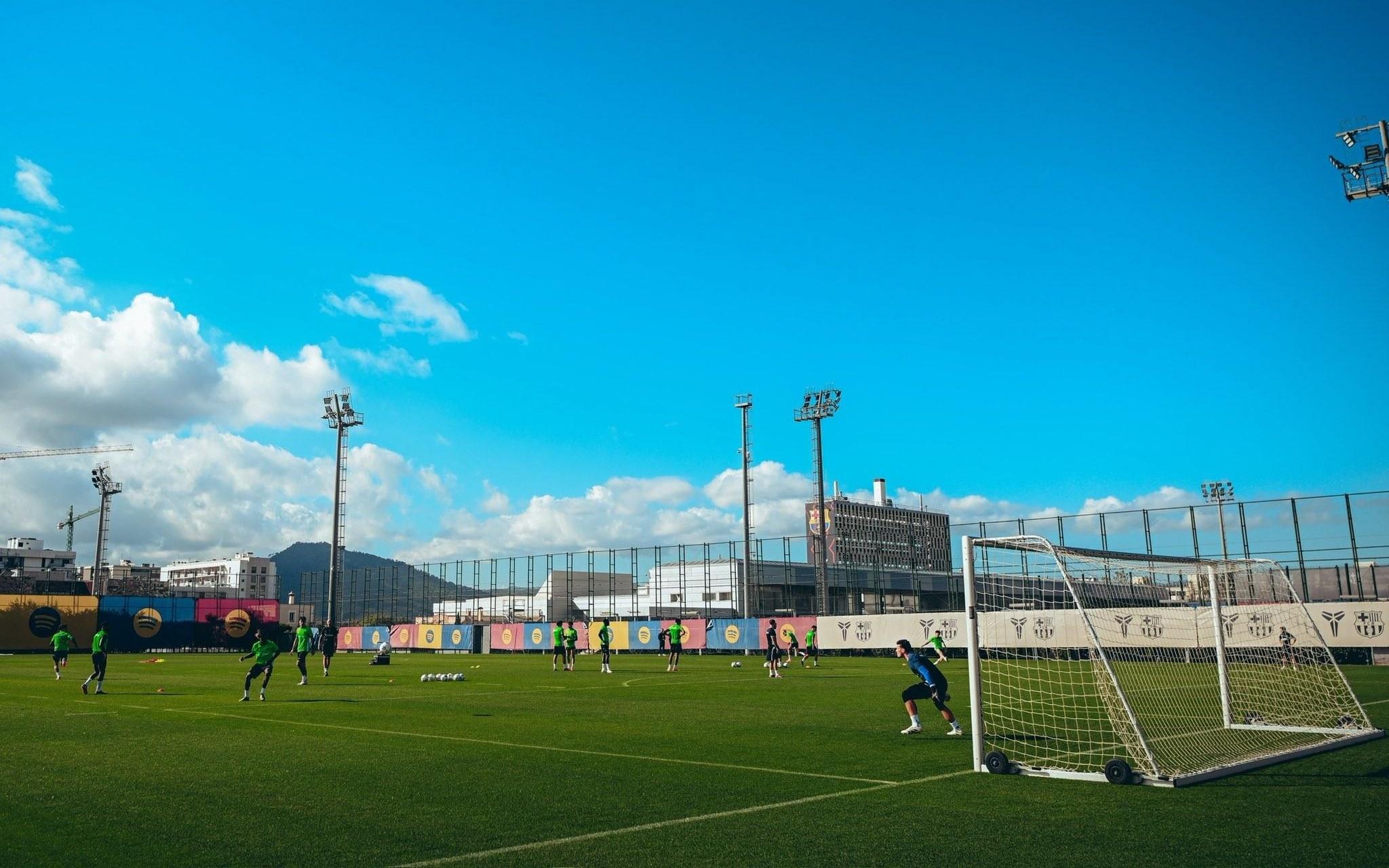 友好,巴萨今天上午把训练设施借给埃尔切全队用于恢复训练