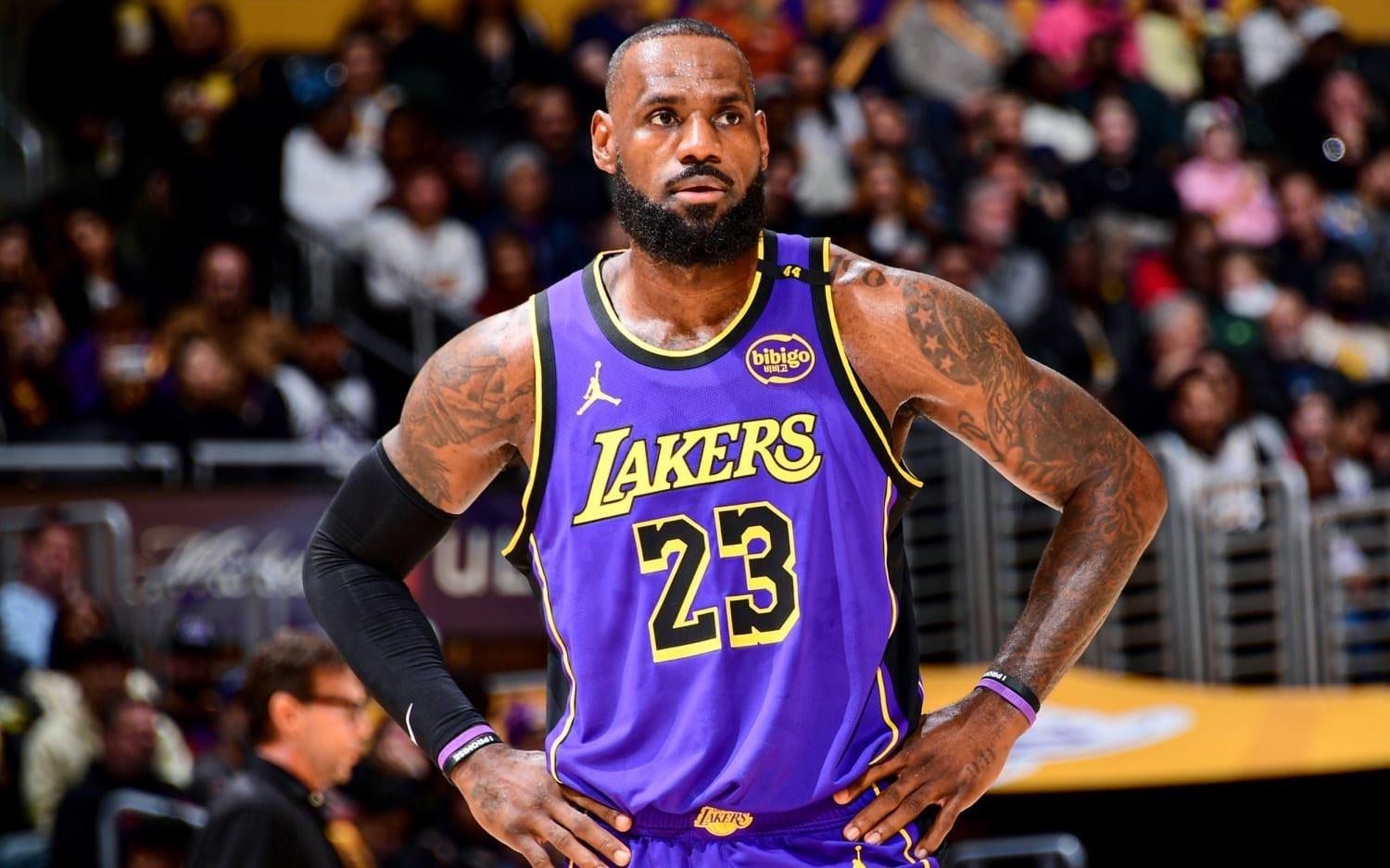 詹姆斯遭遇坐骨神经痛!生涯首次缺席揭幕战专家称可能休战46周