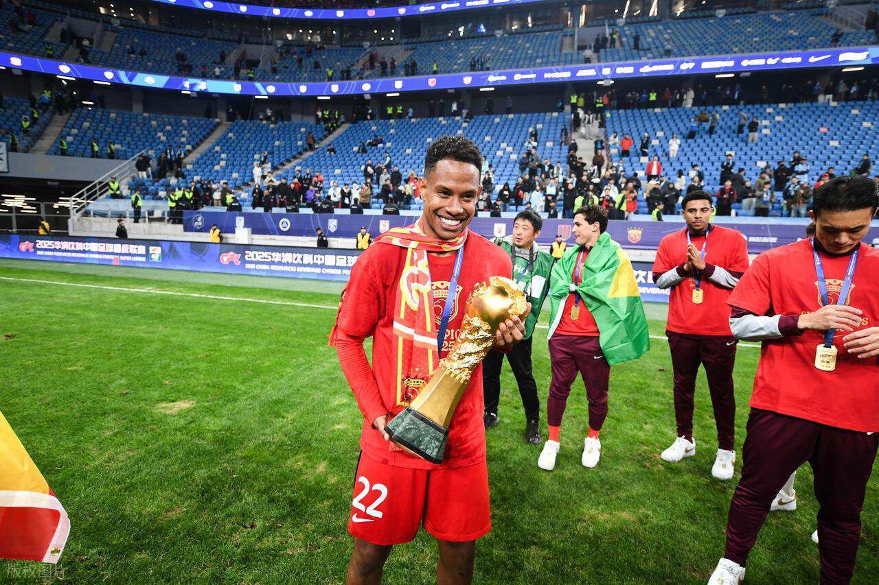 茹萨跟上港合同还没到期！成都蓉城就要出手引进他，球迷为此热议