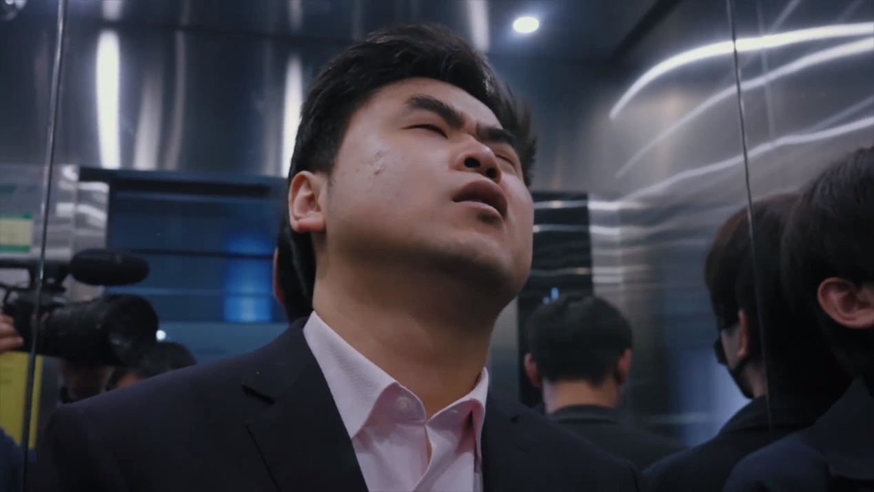 这么幽默的吗媒体人：路上碰到朱开，跟他一起光脚涉水进场馆